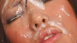 Seorang perempuan da ...