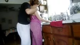 Berbaring di belakan ...