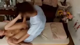 Seorang pria mengusa ...