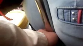 Seorang lelaki di da ...