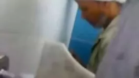 Seorang wanita di ke ...
